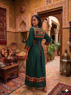 Robe Traditionnelle Kabyle aux Galons Colorés – "Louiza"